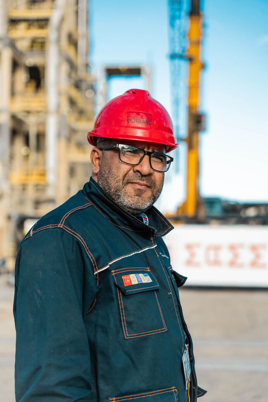 Arbejder måler dybden i en udgravning